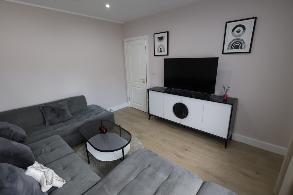 Comfortable living room with high-speed Wi-Fi and a dedicated workspace for contractors in Farnborough.