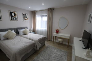 Spacious twin bedroom with separate comfortable single beds in Namis Suites contractor accommodation Farnborough